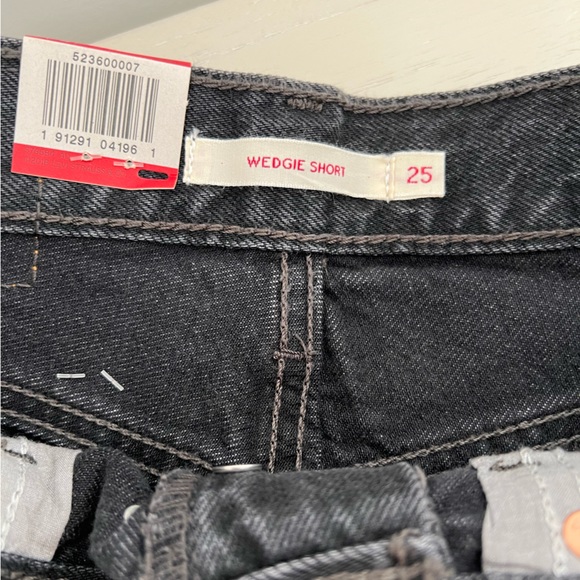 Levi’s Wedgie Shorts - Picture 3 of 4